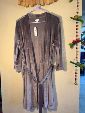 NWT Splendid Women's Velour Robe in a soft gray shade. This lightweight, buttery